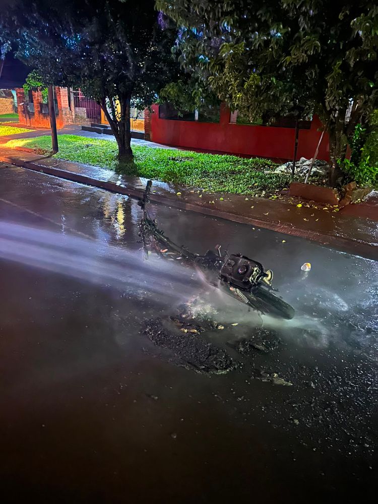 Una motocicleta quedó destruida tras incendiarse en el barrio San Lucas de Puerto Iguazú.