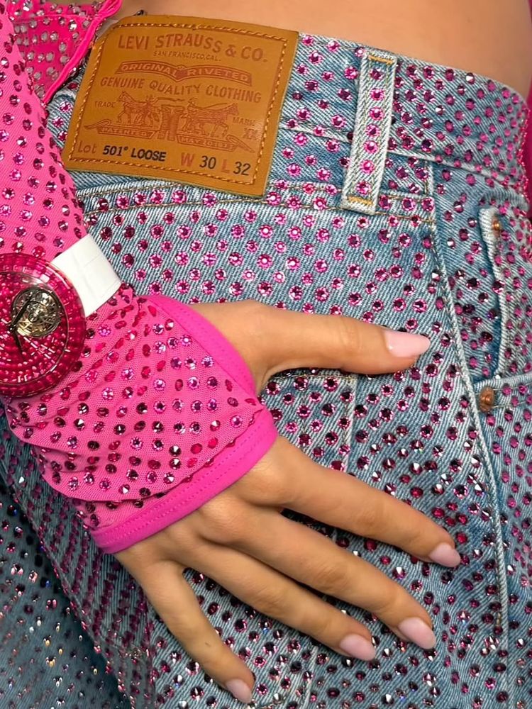 ¿Se inspiró en La China Suárez? Belinda arrasó en el Mundial con un corset fucsia y jean con brillos