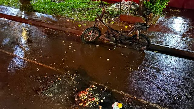 Una motocicleta quedó destruida tras incendiarse en el barrio San Lucas de Puerto Iguazú.