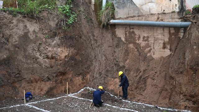 El operativo incluye la construcción de una cámara de hormigón para alojar las nuevas válvulas del acueducto.