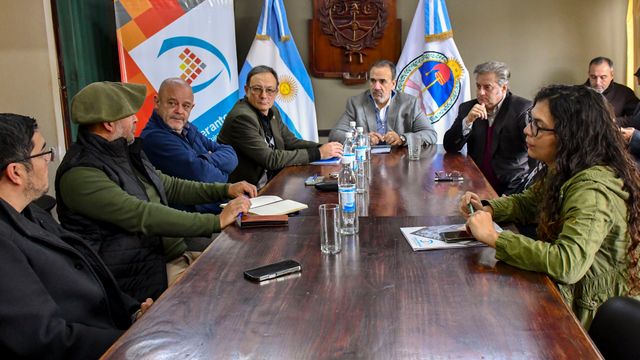 Los directivos de la Cámara de Hoteles, Restaurantes y Afines de Jujuy (a la izquierda), expusieron a los concejales las diferentes problemáticas que afronta el sector, con mayor impacto en el rubro gastronómico.