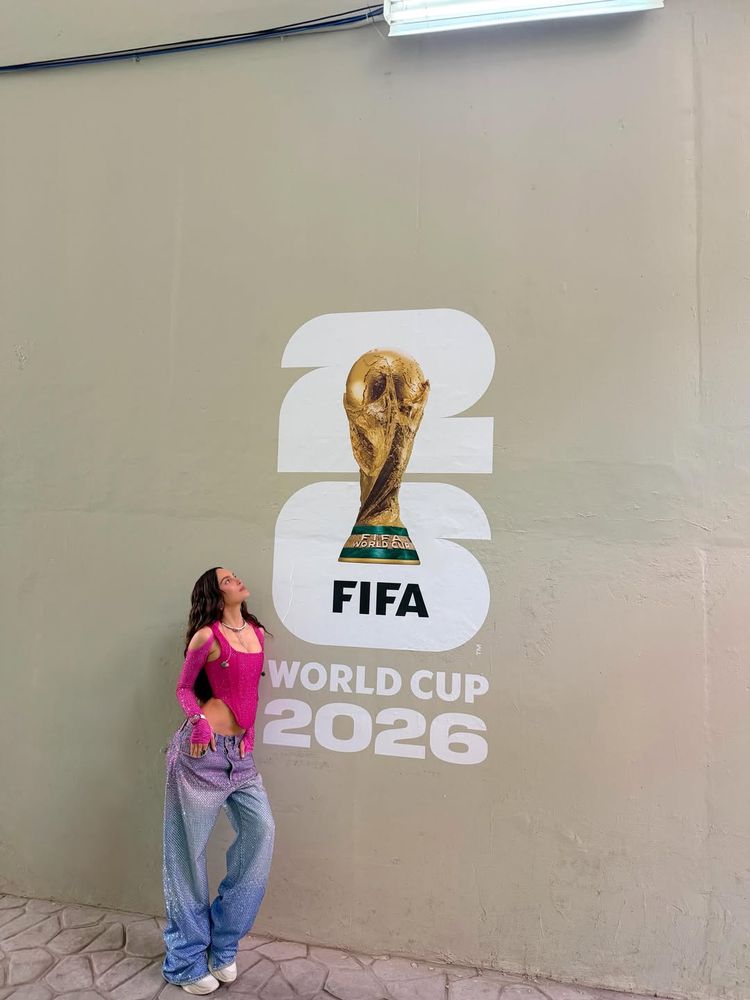 ¿Se inspiró en La China Suárez? Belinda arrasó en el Mundial con un corset fucsia y jean con brillos