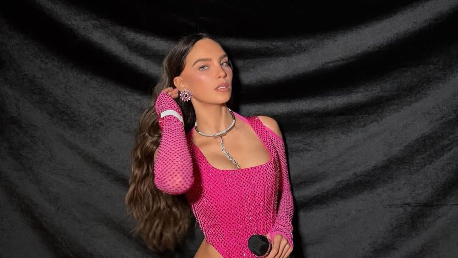 ¿Se inspiró en La China Suárez? Belinda arrasó en el Mundial con un corset fucsia y jean con brillos