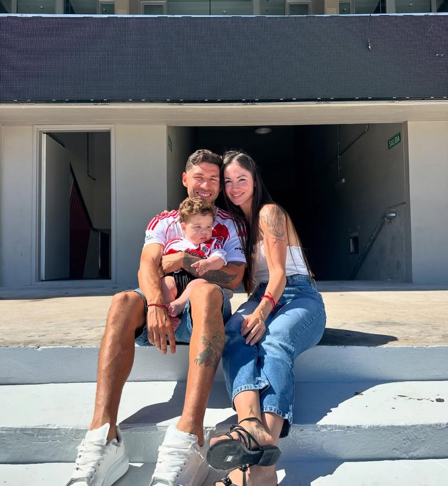 Karina Nacucchio y Gonzalo Montiel junto a su primer hijo, Thiago.