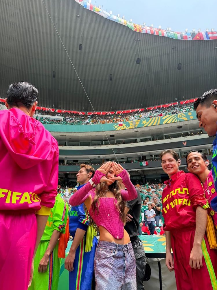 ¿Se inspiró en La China Suárez? Belinda arrasó en el Mundial con un corset fucsia y jean con brillos