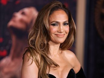 A los 57 años, Jennifer Lopez posó con un conjunto de lencería "vintage" y presumió su figura tonificada