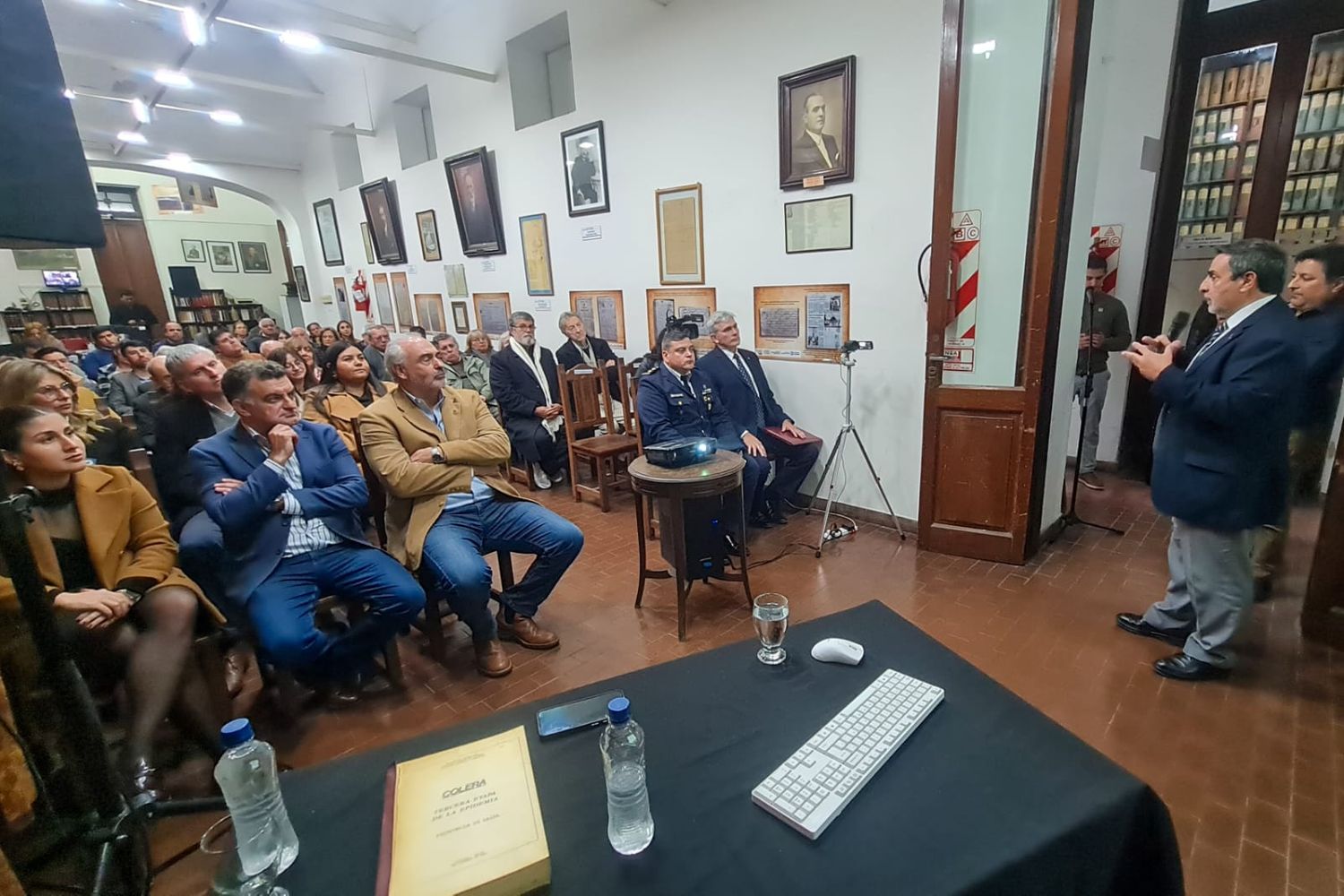 La jornada reunió a autoridades, profesionales, académicos y público en general en el Archivo Histórico de la Provincia.