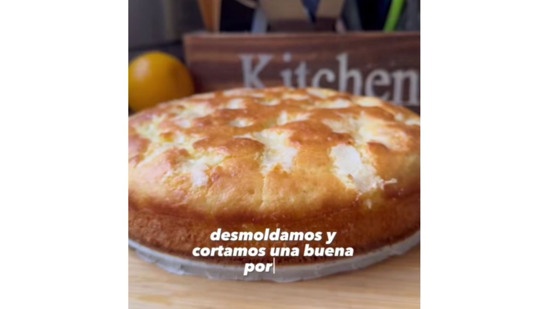 La torta de naranja exprés queda con una costra impresionante.