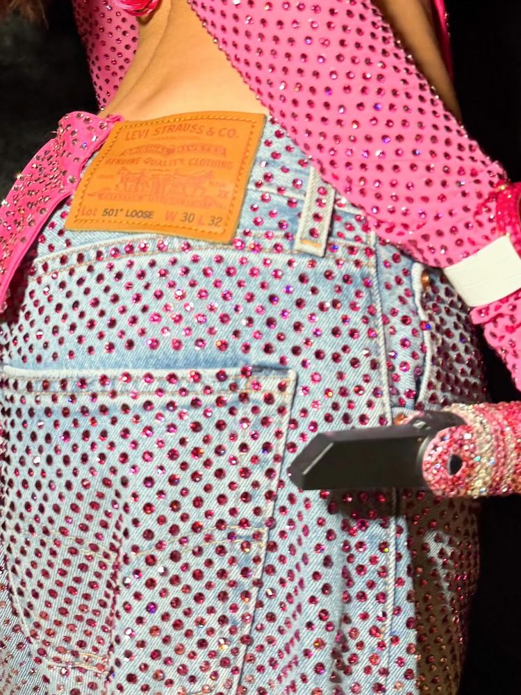 ¿Se inspiró en La China Suárez? Belinda arrasó en el Mundial con un corset fucsia y jean con brillos