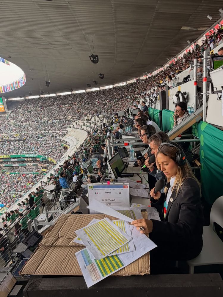 Así fue el debut de Sofi Martínez: la periodista eligió un look sastrero y camisa blanca para el Mundial 2026