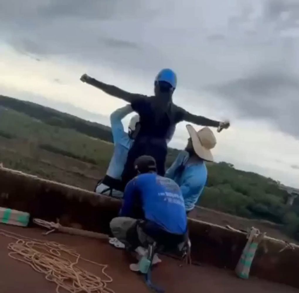 Una mujer fue arrojada sin cuerdas de seguridad en el salto desde un puente en Brasil. Murió por politraumatismos.