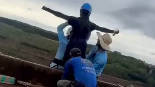 Una mujer fue arrojada sin cuerdas de seguridad en el salto desde un puente en Brasil. Murió por politraumatismos.
