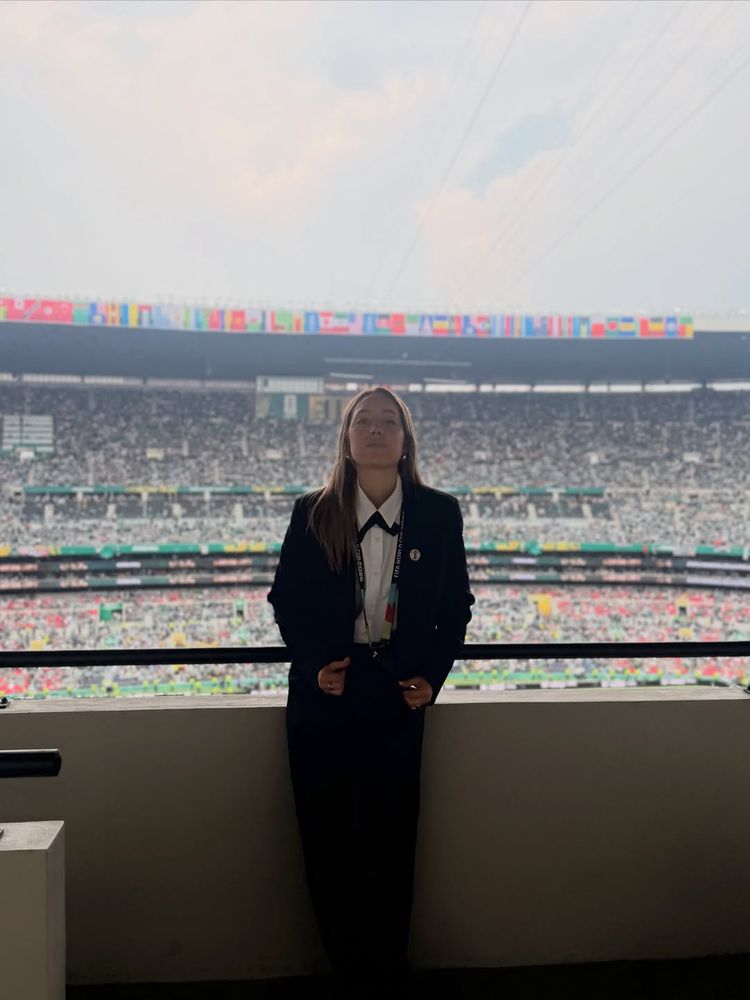 Así fue el debut de Sofi Martínez: la periodista eligió un look sastrero y camisa blanca para el Mundial 2026