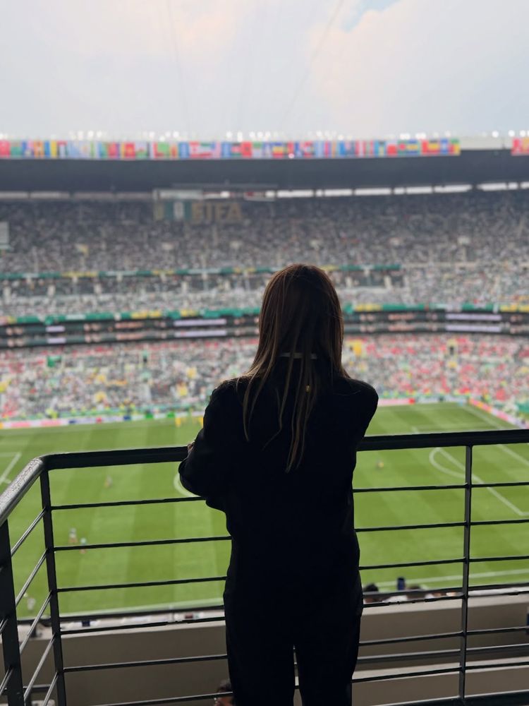 Así fue el debut de Sofi Martínez: la periodista eligió un look sastrero y camisa blanca para el Mundial 2026