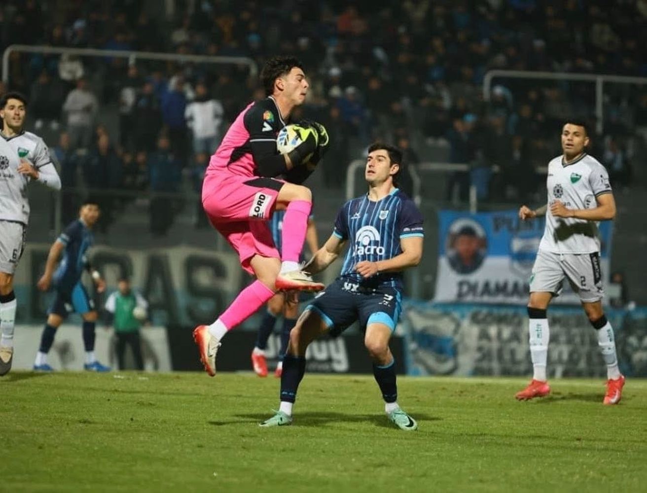El “Lobo” jujeño nunca bajó los brazos. Tras comenzar en desventaja en el segundo tiempo, reaccionó a tiempo y consiguió una victoria fundamental para seguir prendido en la pelea de la Zona B.