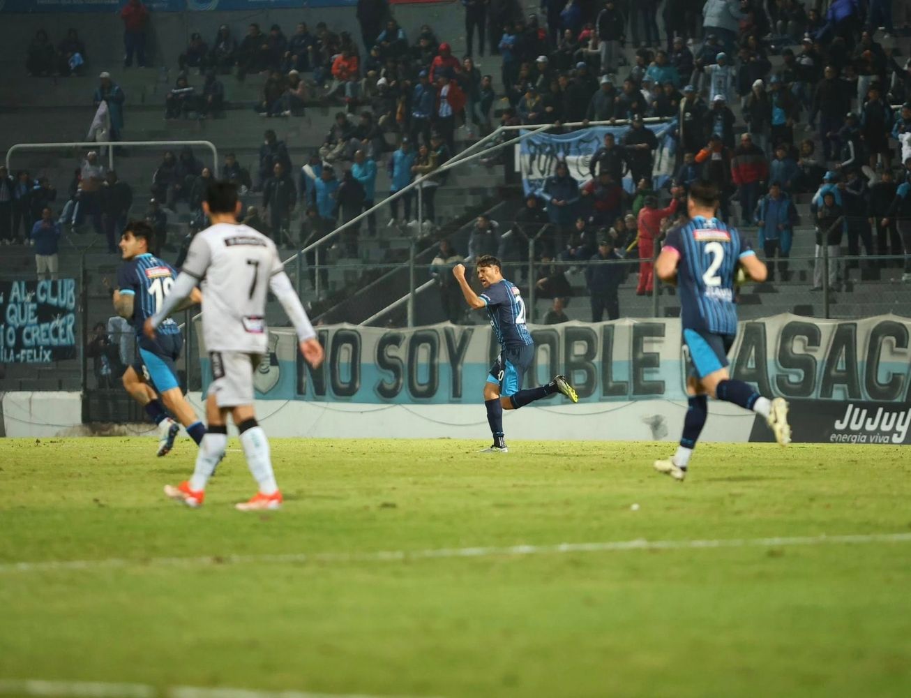 Una chilena espectacular para el empate y un cabezazo letal para el segundo: la noche de Octavio Bianchi quedó grabada como una de las grandes actuaciones del campeonato para el conjunto jujeño.
