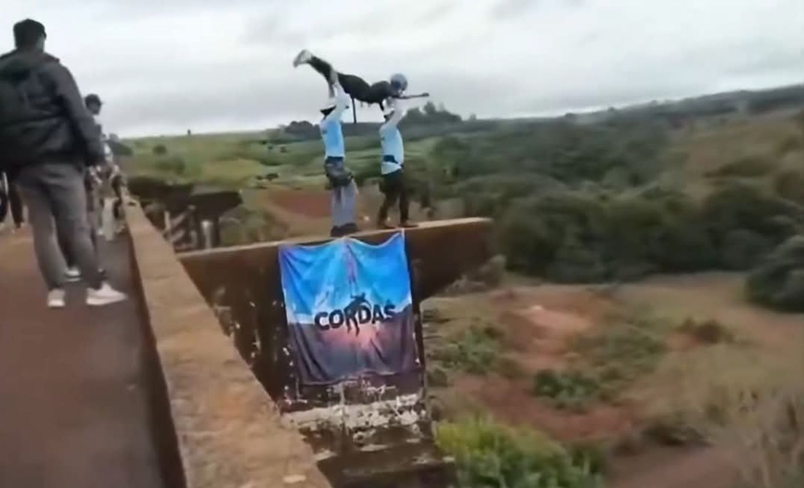 Una mujer fue arrojada sin cuerdas de seguridad en el salto desde un puente en Brasil. Murió por politraumatismos.