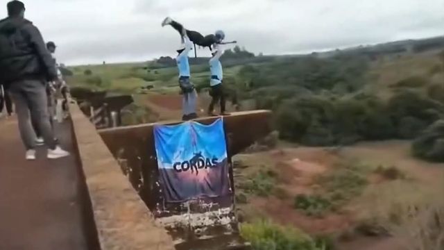 Una mujer fue arrojada sin cuerdas de seguridad en el salto desde un puente en Brasil. Murió por politraumatismos.