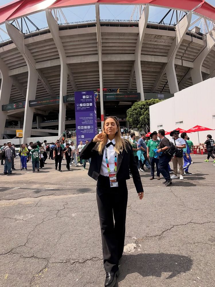 Así fue el debut de Sofi Martínez: la periodista eligió un look sastrero y camisa blanca para el Mundial 2026