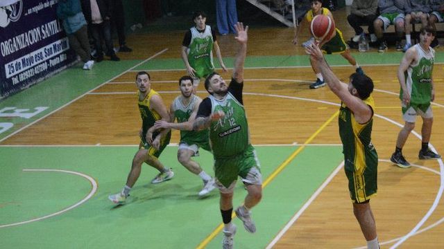 Altense comenzó con un triunfo la serie de cuartos de final ante Comercial. Hoy juegan la revancha. 