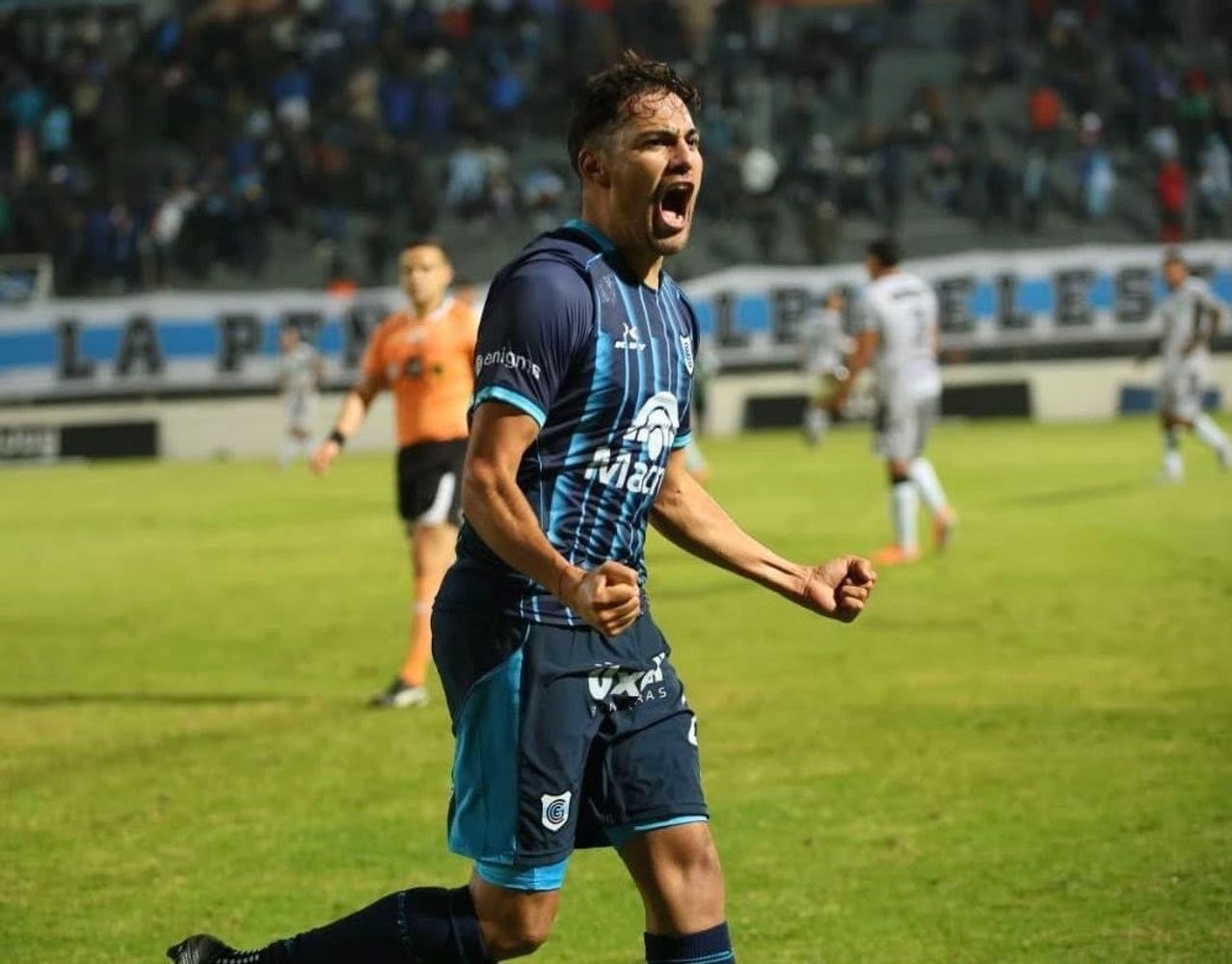 Octavio Bianchi se vistió de héroe en el estadio "23 de Agosto" este sábado: marcó los dos goles con los que Gimnasia y Esgrima de Jujuy dio vuelta un partido clave ante San Martín de San Juan.