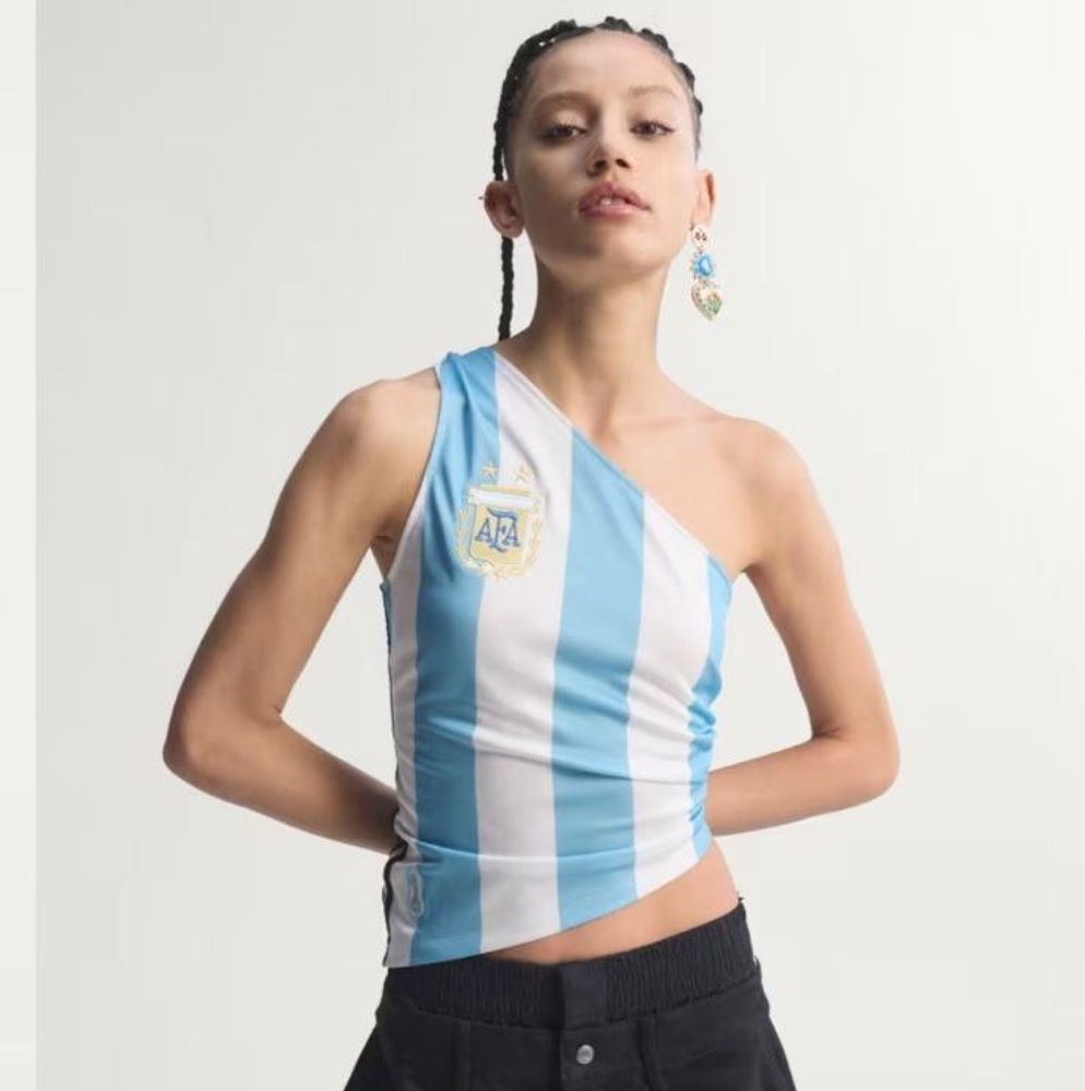 El modelo de camiseta que eligió Anya Taylor-Joy para asistir a un partido del Mundial 2026