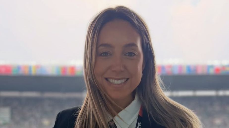 Camiseta argentina, bermudas de jean y gorra hacia atrás: el look "tomboy" con el que Sofía Martínez lideró el banderazo en Nueva York