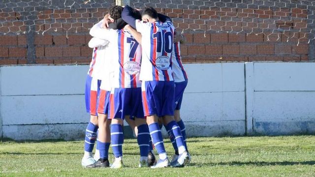 Rosario derrotó a Comercial y quedó a un punto de los líderes.