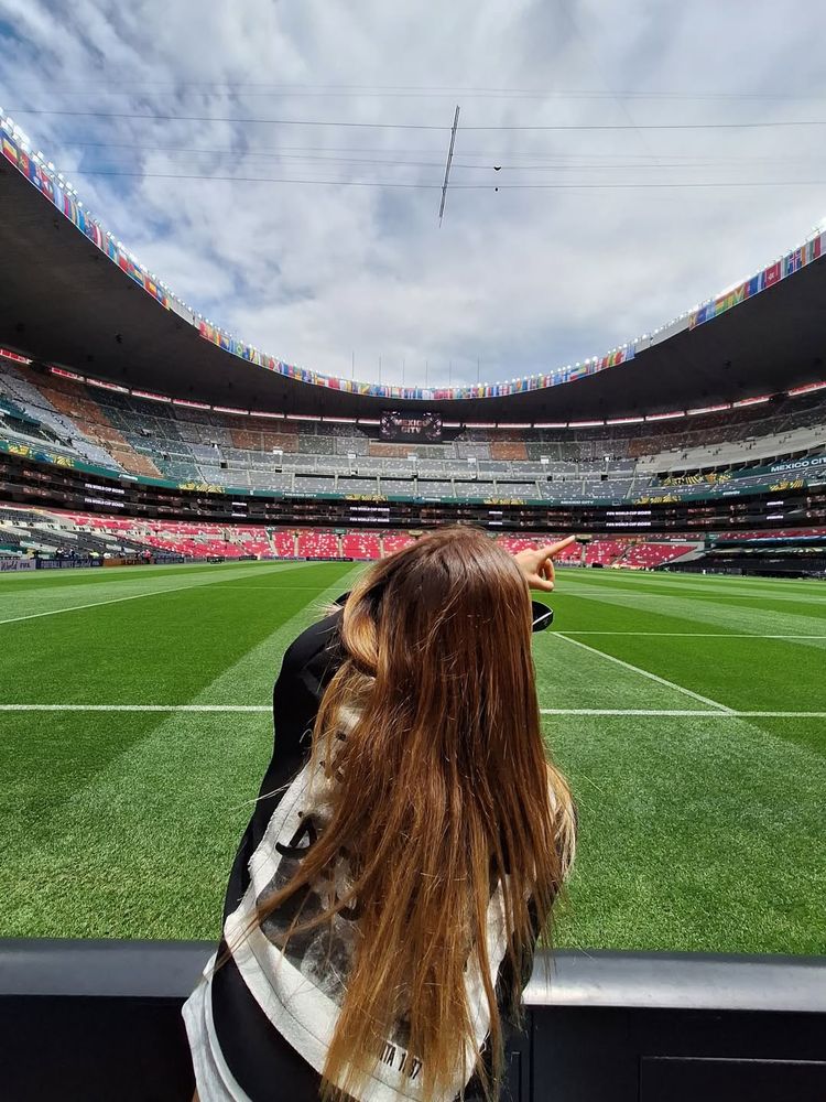 Así fue el debut de Sofi Martínez: la periodista eligió un look sastrero y camisa blanca para el Mundial 2026