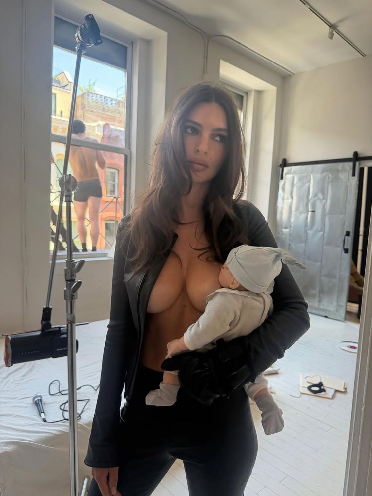 Emily Ratajkowski generó polémica en una sesión de fotos amamantando a un bebé de plástico
