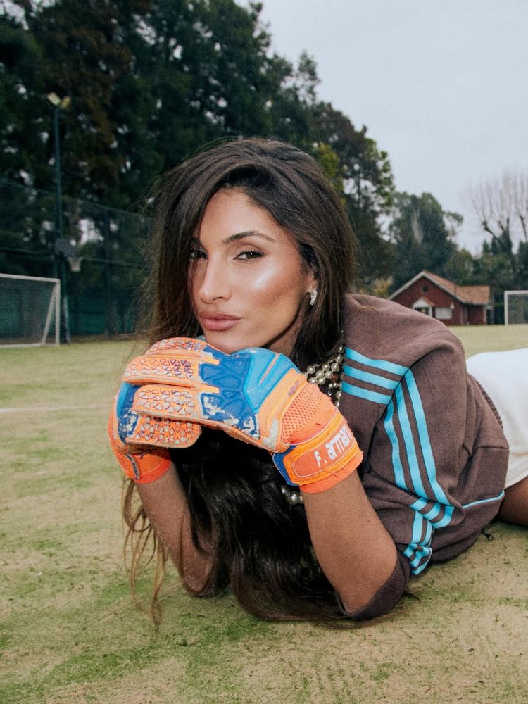 Modo Dibu Martínez: Lola Latorre se puso los guantes de arquera y arrasó con un minishort en color blanco