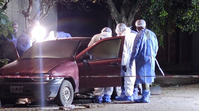 La mujer fue encontrada dentro de un auto quemado y la causa quedó bajo investigación penal.