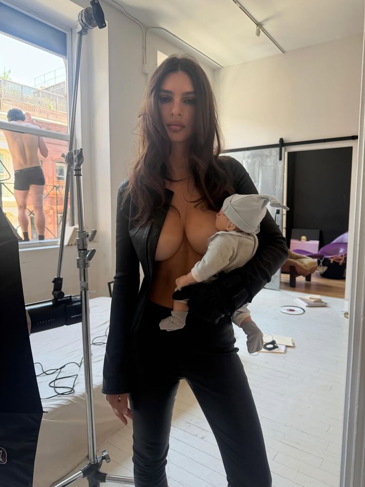 Emily Ratajkowski generó polémica en una sesión de fotos amamantando a un bebé de plástico