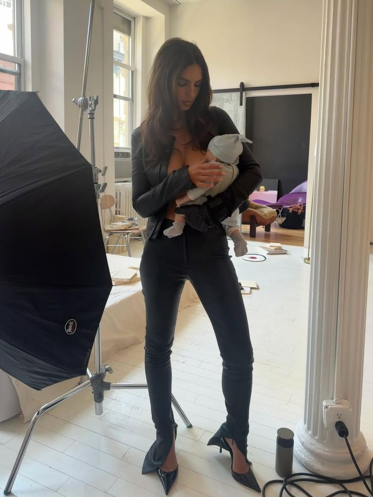 Emily Ratajkowski generó polémica en una sesión de fotos amamantando a un bebé de plástico
