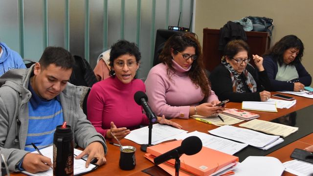 La diputada presidenta de la comisión de Igualdad de Género, Natalia Morales (segunda desde la izquierda), abrió la reunión con organizaciones de la diversidad para debatir sobre la implementación de un "cupo laboral trans" en la Provincia y otras problemáticas que atraviesa el colectivo.