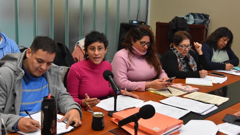 La diputada presidenta de la comisión de Igualdad de Género, Natalia Morales (segunda desde la izquierda), abrió la reunión con organizaciones de la diversidad para debatir sobre la implementación de un "cupo laboral trans" en la Provincia y otras problemáticas que atraviesa el colectivo.
