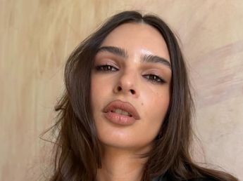 Emily Ratajkowski hizo una sesión de fotos amamantando a un bebé de plástico y desató la polémica