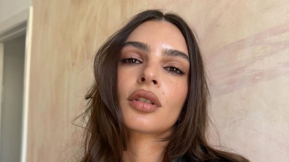 Emily Ratajkowski generó polémica en una sesión de fotos amamantando a un bebé de plástico