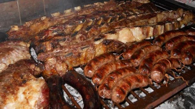 Cuánto sale hacer un asado y una picada en Córdoba.