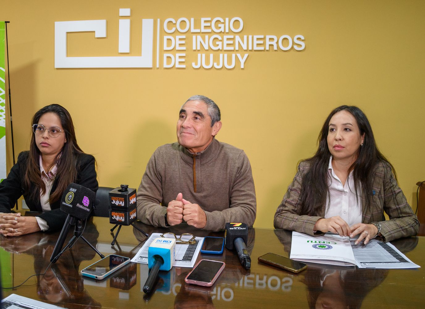 El Colegio de Ingenieros de Jujuy organizó actividades por el Mes de la Ingeniería, programación que fue presentada por el presidente de la entidad, Sergio Aramayo, junto a la presidenta del Centro de Ingenieros, Luciana Garzón, y la presidenta de la Comisión de Jóvenes Ingenieros, Diana Sandoval.
