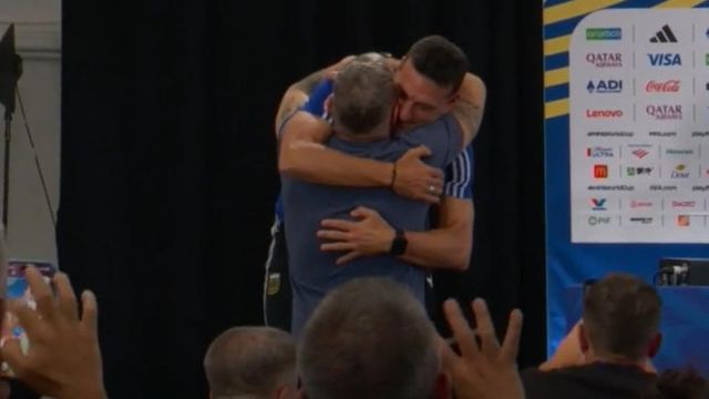 Lionel Scaloni y el emotivo reencuentro con Martín Palermo, en la previa del debut mundialista para la Selección.