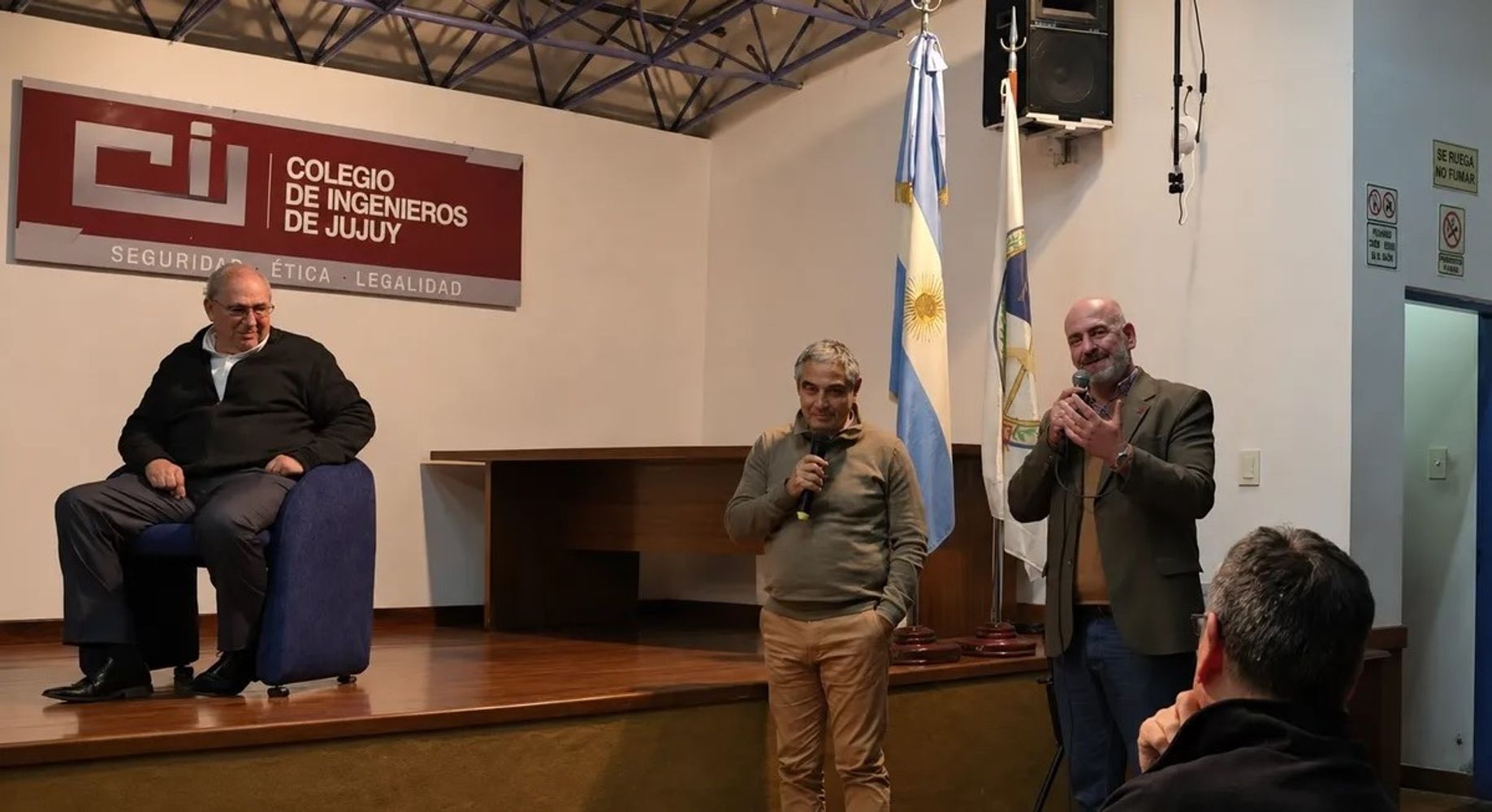 Los ingenieros Sergio Aramayo y Marcelo Helou (a la derecha), al momento de presentar en el salón del CIJ el panel "Las ingenierías en las decisiones del Estado", con la participación de profesionales ingenieros que integran del Gobierno provincial.