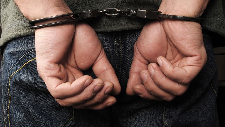 Esposado detenido
