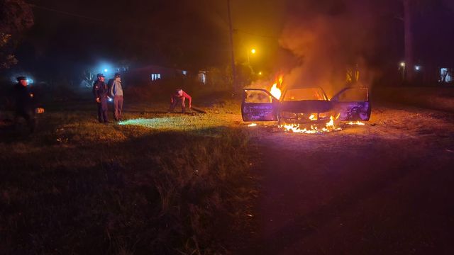 San Javier: un joven escapó a tiempo cuando su auto se incendió mientras circulaba.