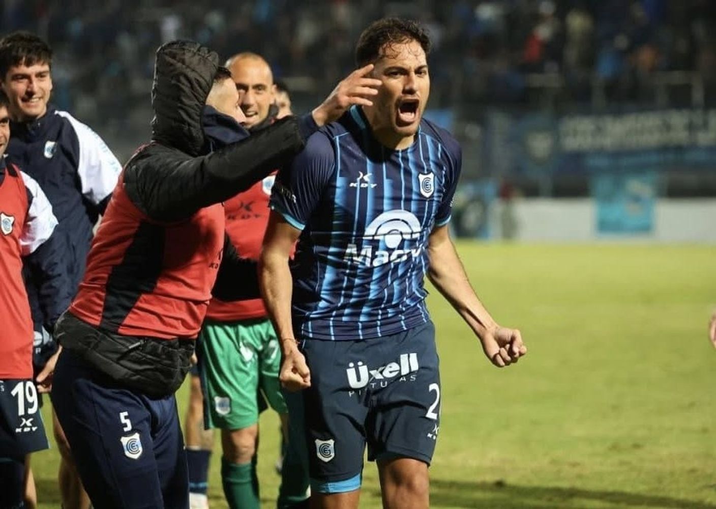 Desatando el grito de gol desde la entrañas, tras lograr la conquista con una estupenda maniobra que sus compañeros también celebran. El delantero Octavio Bianchi anhela continuar en la misma senda.