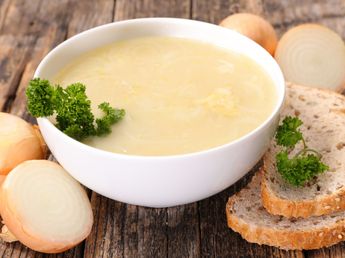 Sopa de cebolla a la francesa: una receta ideal para combatir el frío y resolver la cena en minutos