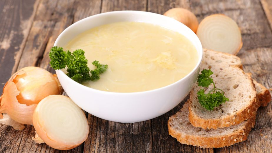 Sopa de cebolla a la francesa: una receta ideal para combatir el frío y resolver la cena en minutos