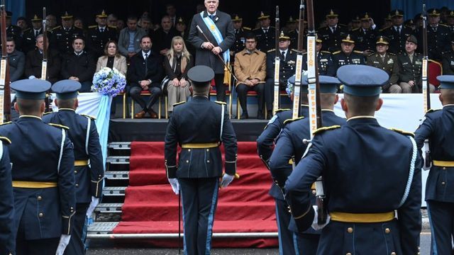 El mandatario advirtió sobre los riesgos que enfrentan los efectivos durante allanamientos y procedimientos.