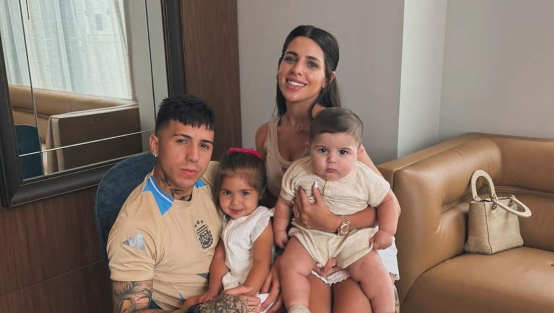 Lujo monocromático y relax: el espectacular jardín con horno pizzero de Enzo Fernández y Valentina Cervantes