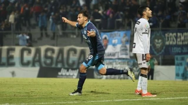El festejo del goleador y la desazón de su adversario, una postal de lo que fue la performance de Octavio Bianchi el domingo pasado en el estadio "23 de Agosto".